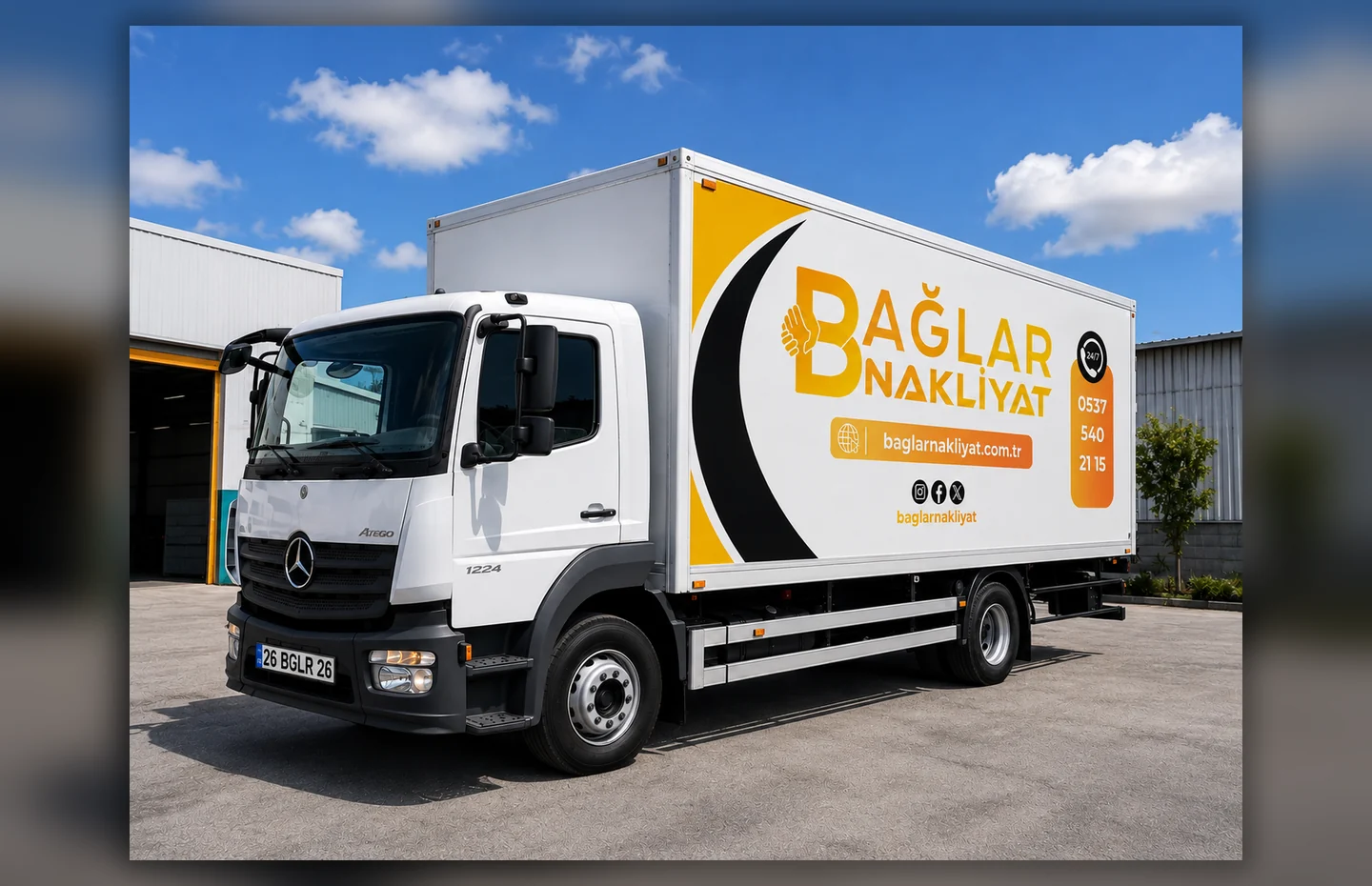 Bağlar Nakliyat markalı kapalı kasa taşıma kamyonu açık alanda