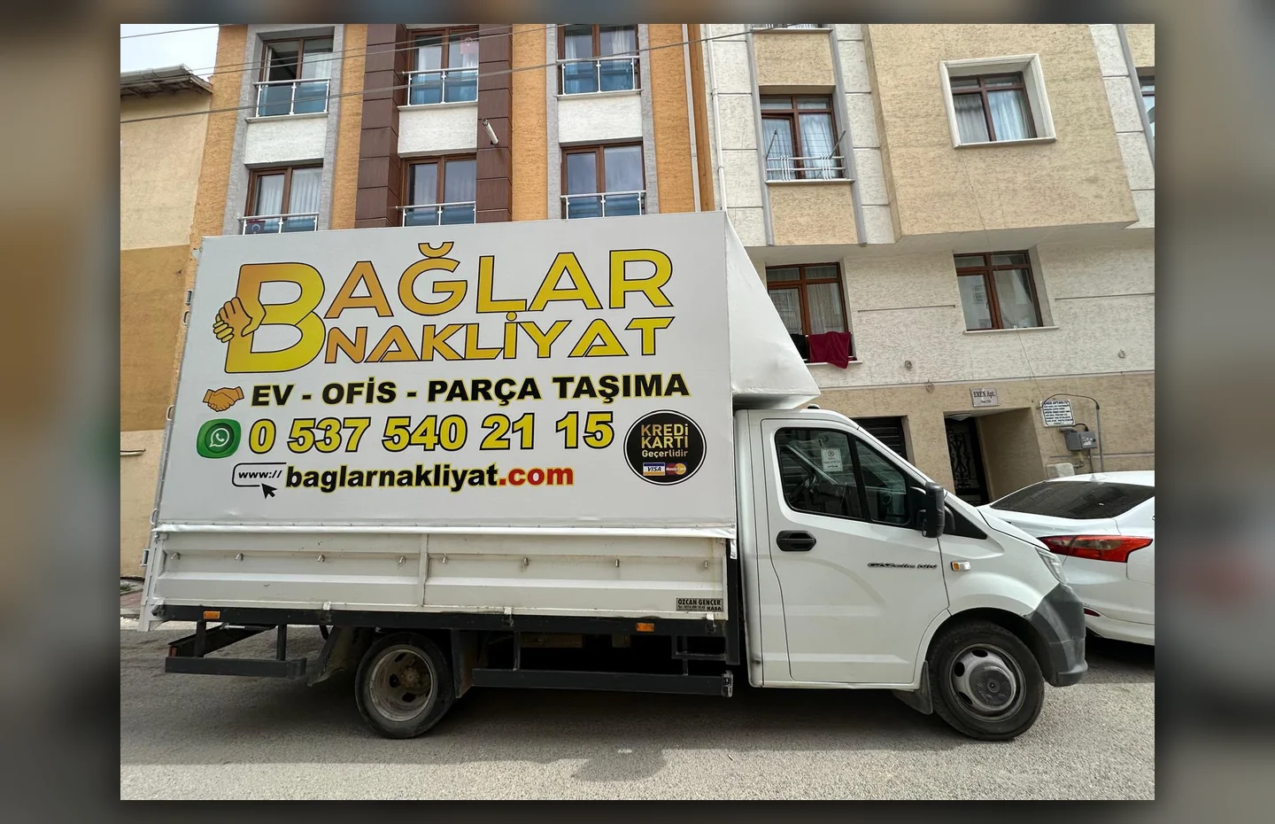 Bağlar Nakliyat taşıma kamyonu apartman binasının önünde