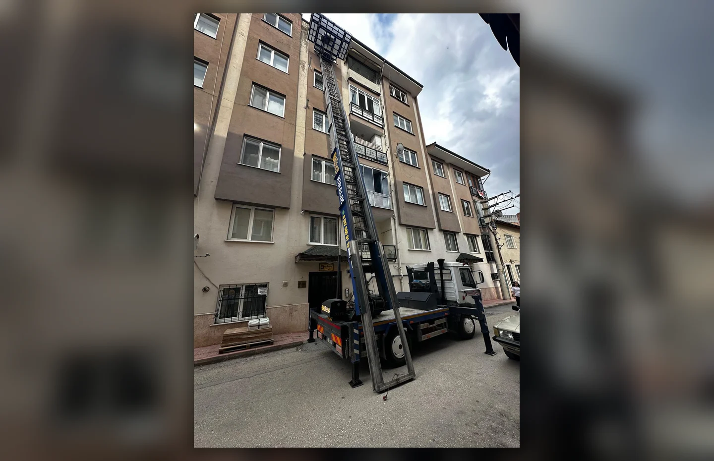 Çok katlı apartman cephesine kurulan dış cephe taşıma asansörü