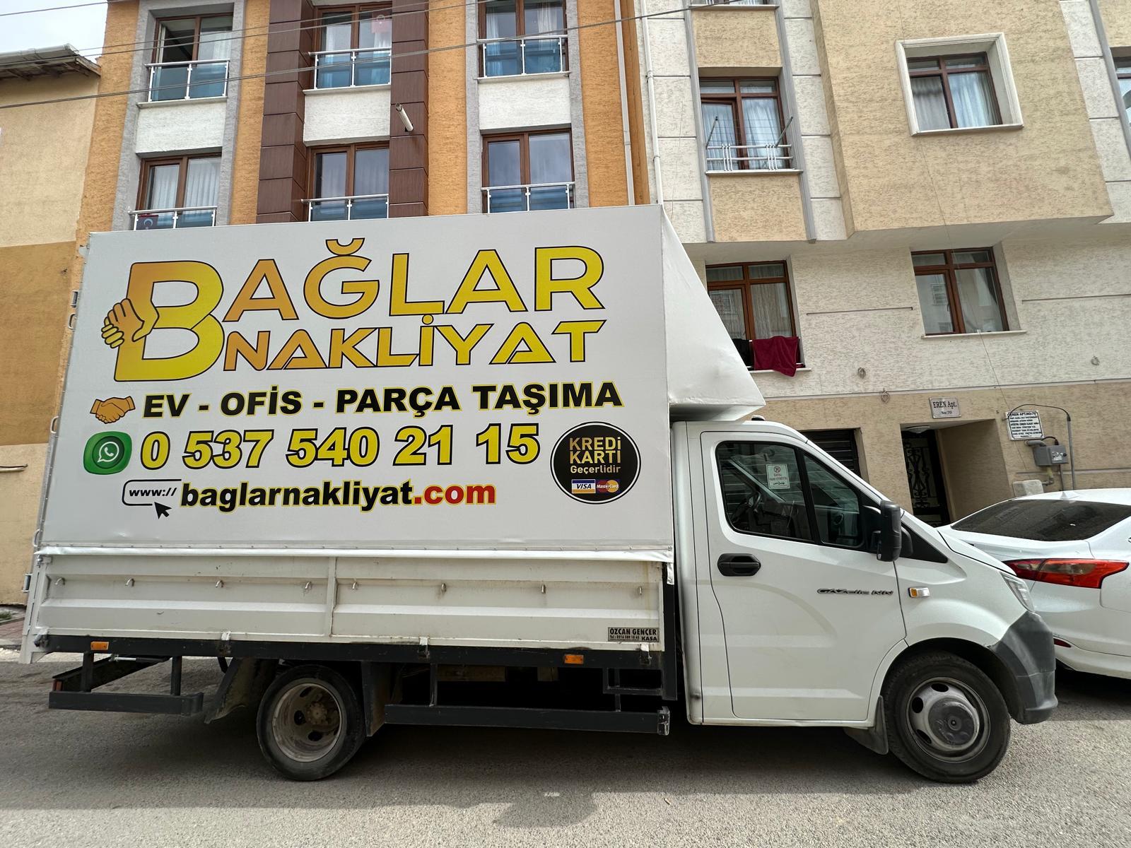 Bağlar Nakliyat'ın parça eşya taşımada kullandığı beyaz kapalı kasa aracı